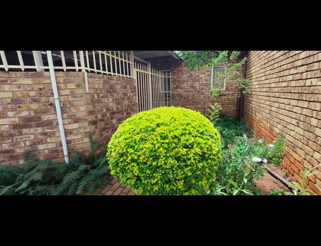3 BEDROOM TOWNHOUSE FOR SALE IN CLARINA